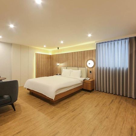 H Avenue Hotel In Gyeongju Exteriör bild