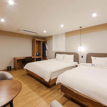H Avenue Hotel In Gyeongju Exteriör bild