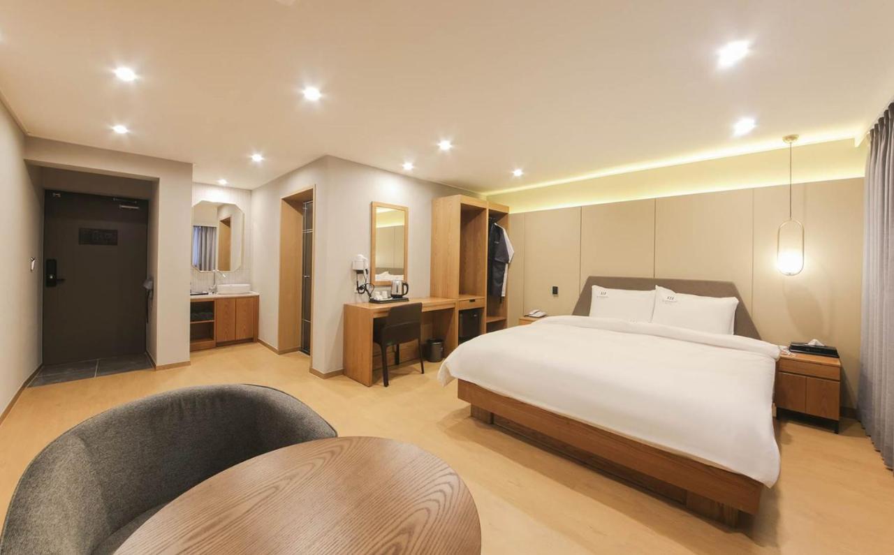 H Avenue Hotel In Gyeongju Exteriör bild