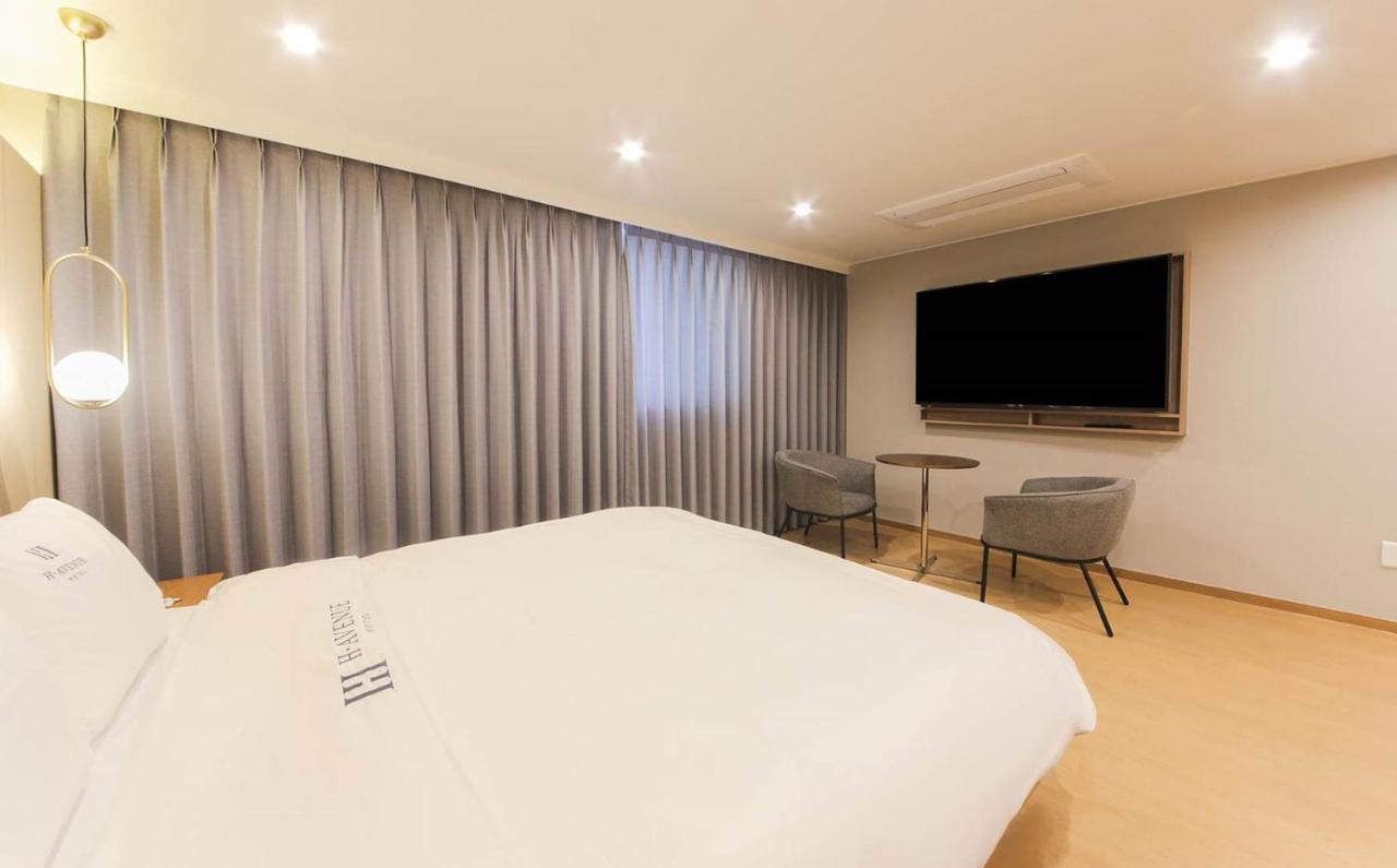 H Avenue Hotel In Gyeongju Exteriör bild