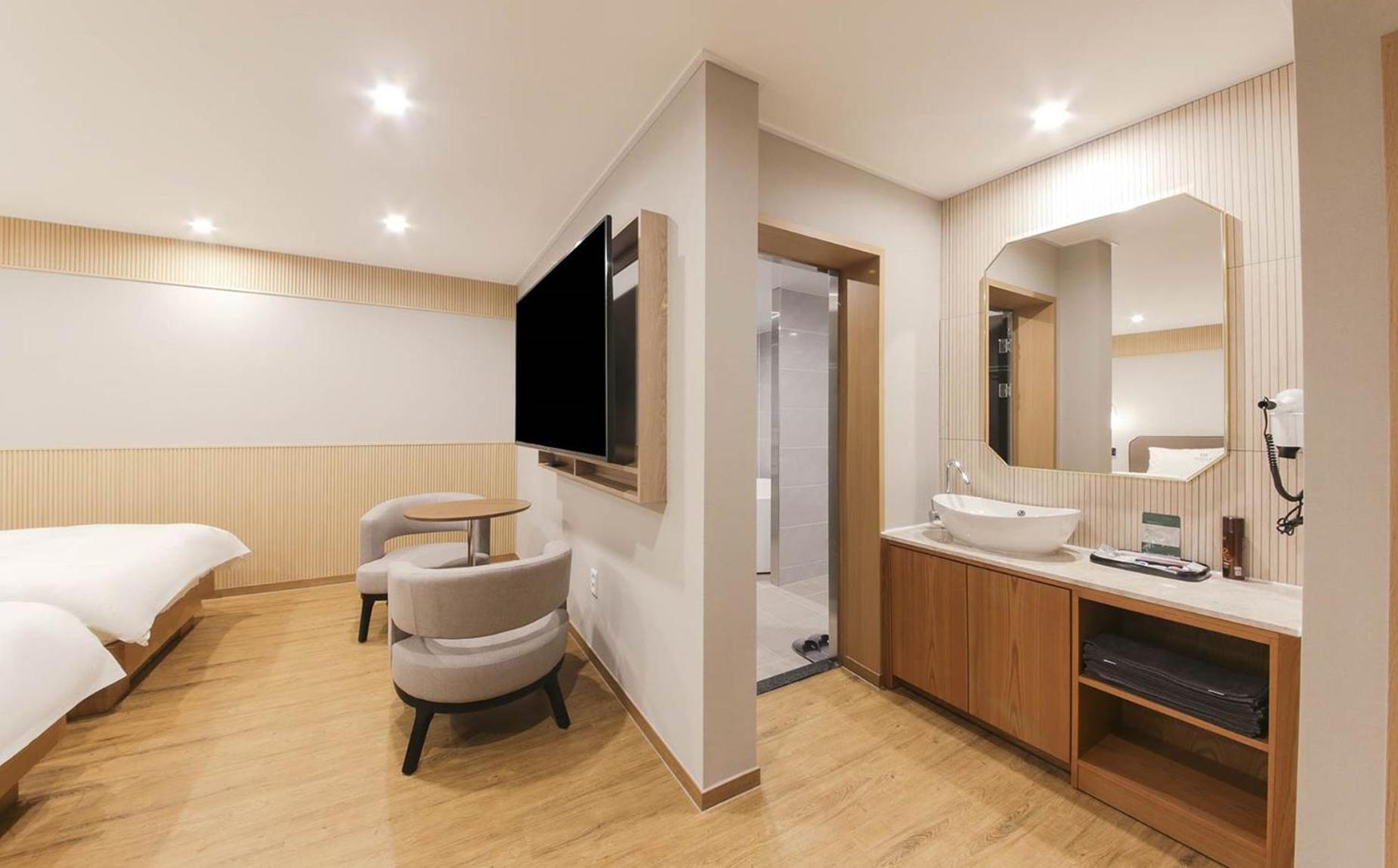 H Avenue Hotel In Gyeongju Exteriör bild
