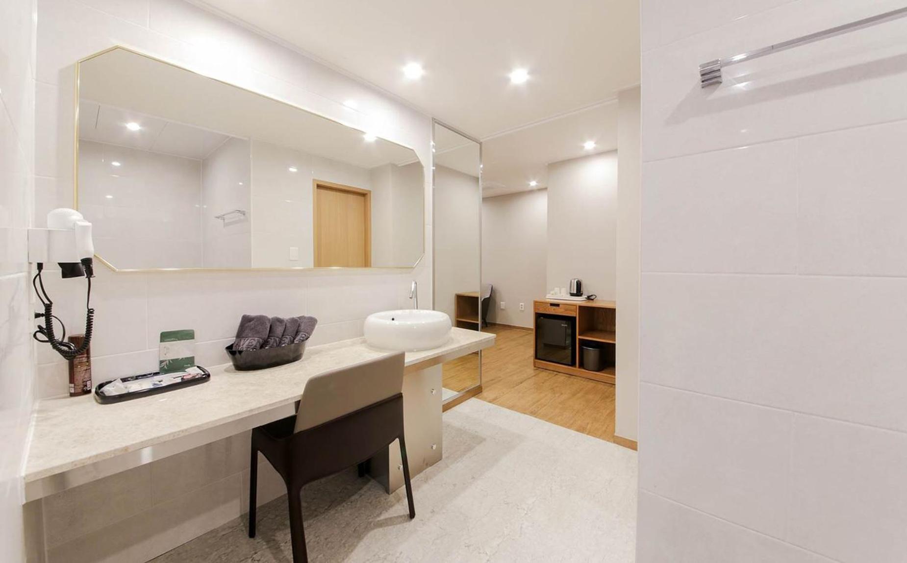 H Avenue Hotel In Gyeongju Exteriör bild