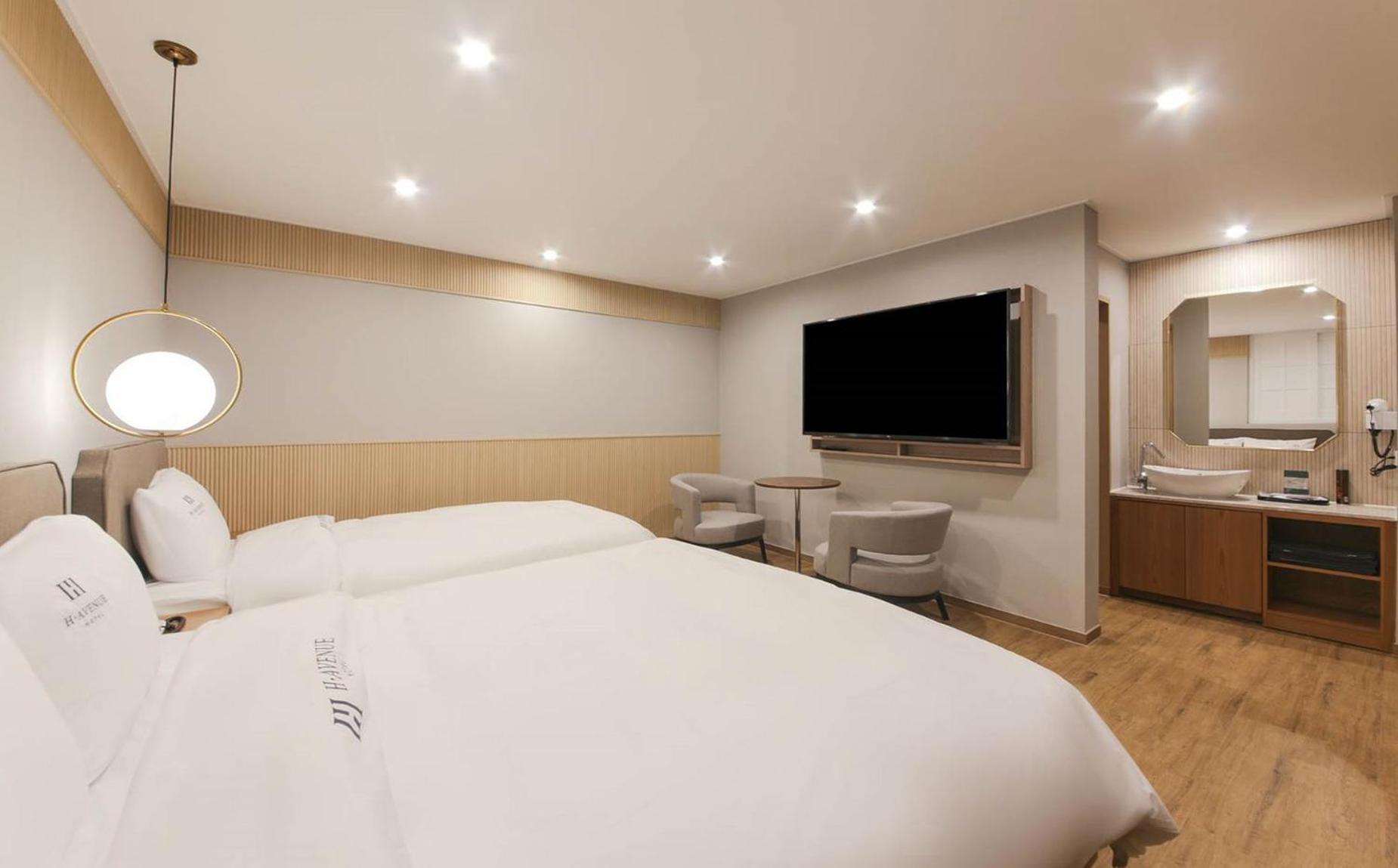 H Avenue Hotel In Gyeongju Exteriör bild