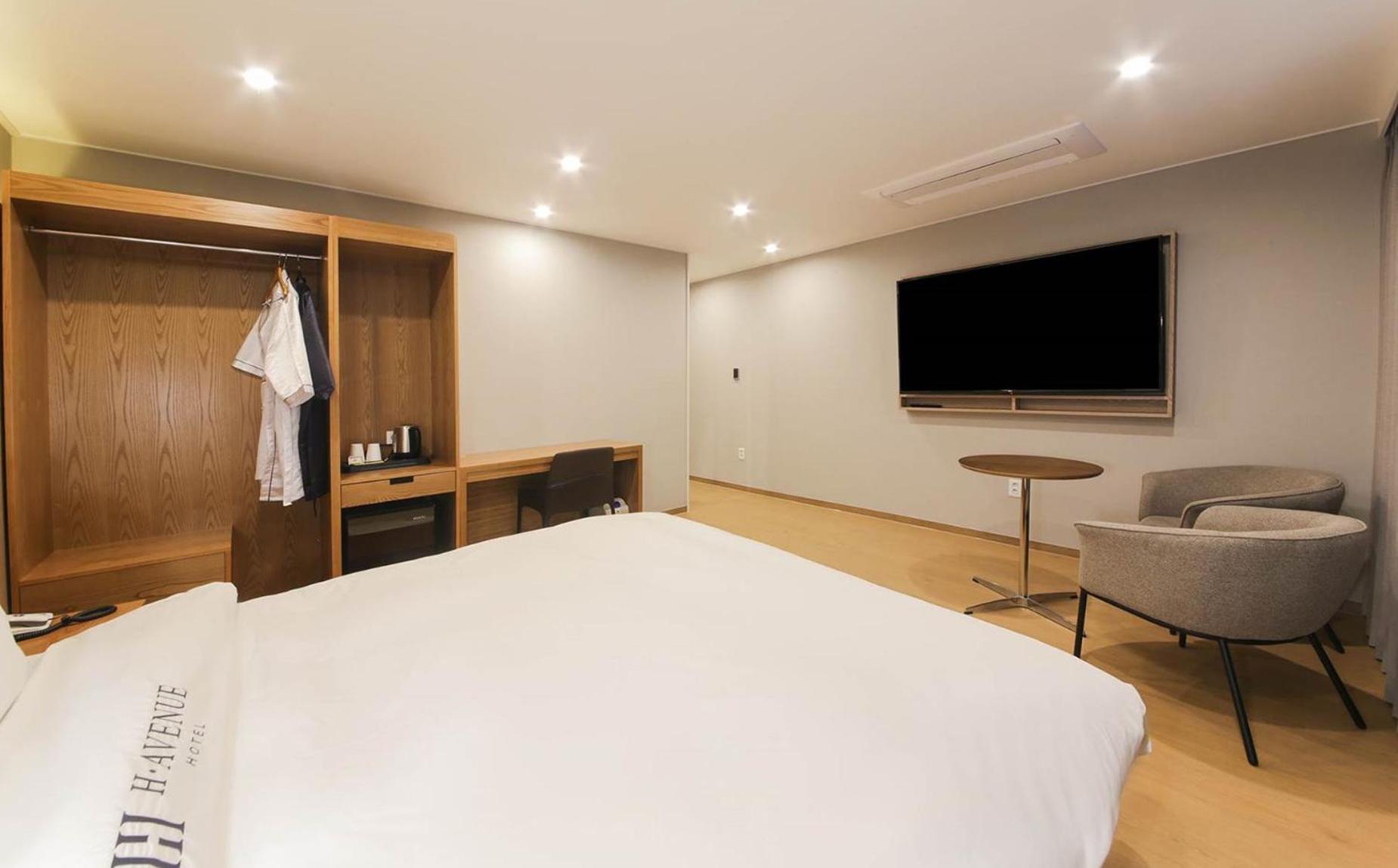 H Avenue Hotel In Gyeongju Exteriör bild