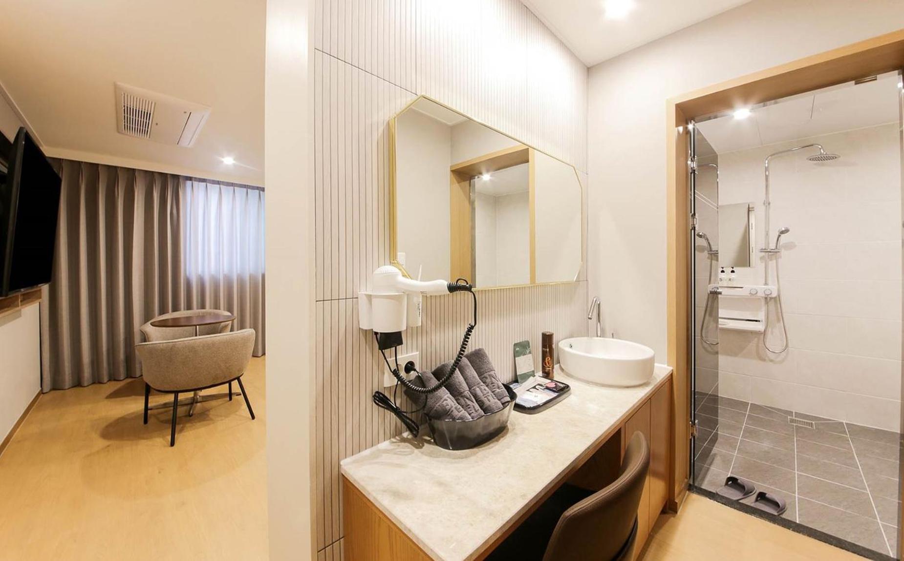 H Avenue Hotel In Gyeongju Exteriör bild
